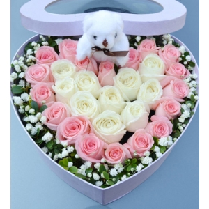 心心相印（花盒）-29枝玫瑰组成双心形精致花盒：中间10枝白玫瑰组成心形，黛安娜粉玫瑰19枝围绕一圈，5寸小熊1只。绿叶围绕