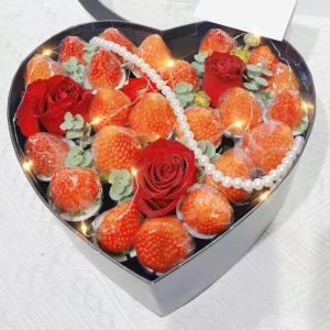 甜甜的爱-22颗草莓3朵红玫瑰礼盒包装